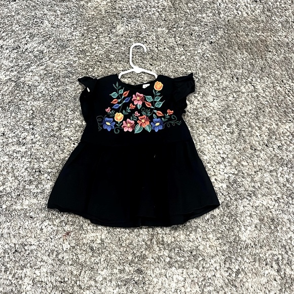 Adorable black flowered top - Picture 1 of 2